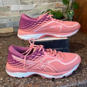 Women’s Asics Tennis Shoes. Size 10. Good preloved condition